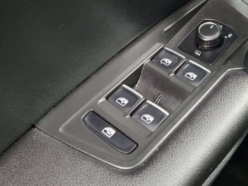 Used 2020 Volkswagen Tiguan SE w/ Panoramic Sunroof Package image 27