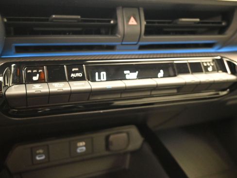 Used 2024 Toyota Prius XLE FWD image 30