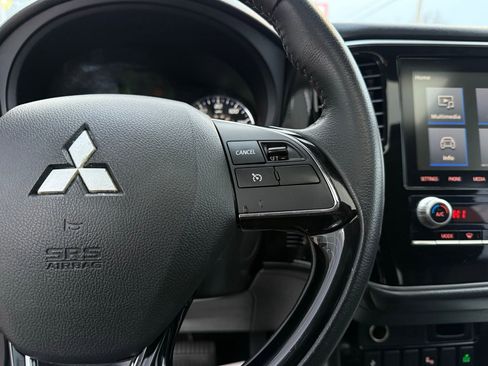 Used 2020 Mitsubishi Outlander SE image 47