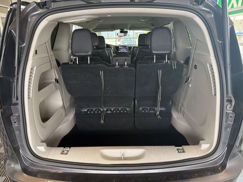 Used 2023 Chrysler Pacifica Touring-L FWD image 12