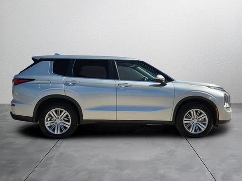Used 2024 Mitsubishi Outlander ES FWD image 5