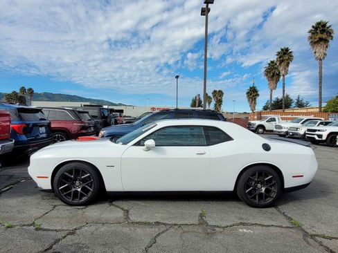 Used 2016 Dodge Challenger R/T image 3