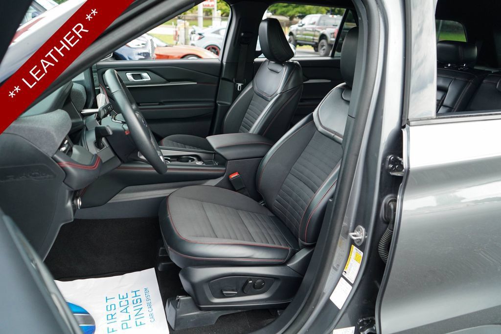 Used 2025 Ford Explorer ST-Line w/ ST-Line Street Pack AWD/4WD image 6