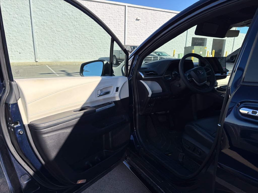 Used 2025 Toyota Sienna Platinum AWD/4WD image 17