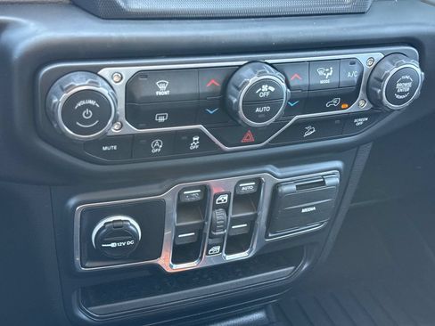 Used 2019 Jeep Wrangler Unlimited Sahara AWD/4WD image 22