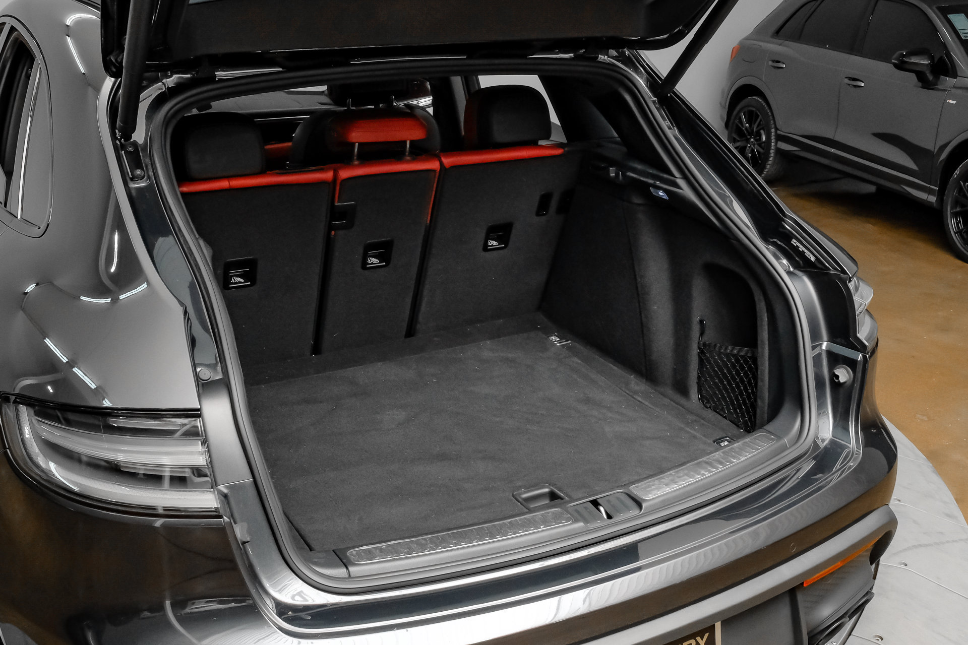 Used 2024 Porsche Macan AWD/4WD image 58