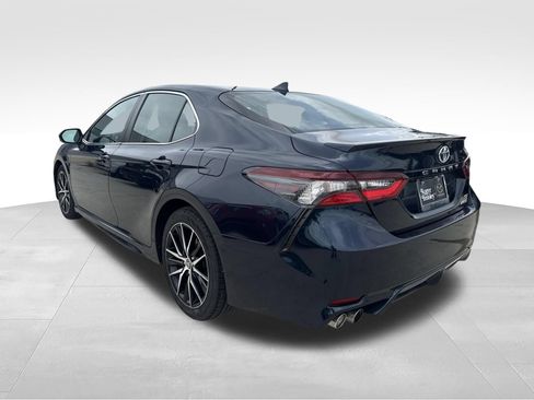 Used 2021 Toyota Camry SE w/ Cold Weather Package FWD image 7