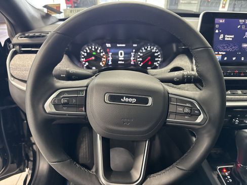 Used 2025 Jeep Compass Latitude w/ Sun & Sound Group image 18