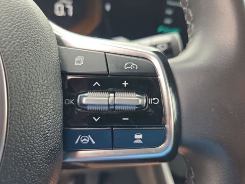 Used 2025 Kia Carnival FWD image 21
