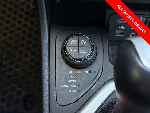 Used 2015 Jeep Cherokee Trailhawk image 20