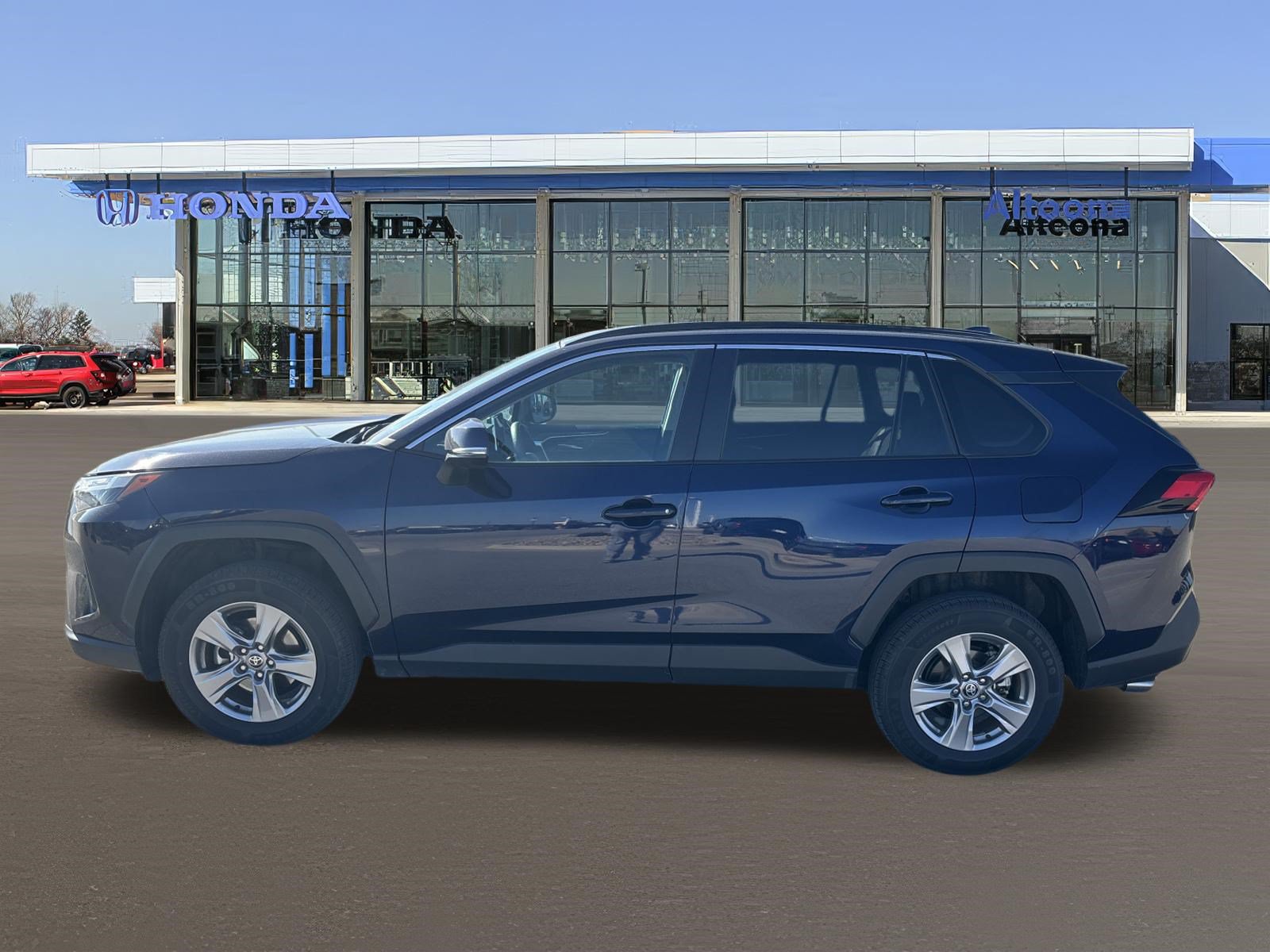Used 2025 Toyota RAV4 XLE AWD/4WD image 2