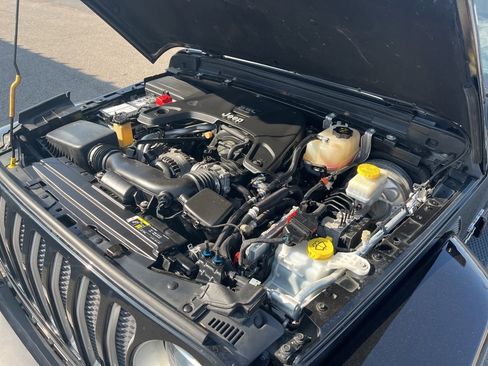 Used 2018 Jeep Wrangler Unlimited Sahara image 13