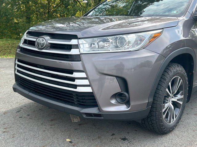 Used 2019 Toyota Highlander LE AWD/4WD image 9