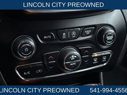 Used 2019 Jeep Cherokee Latitude Plus w/ Comfort/Convenience Group image 19