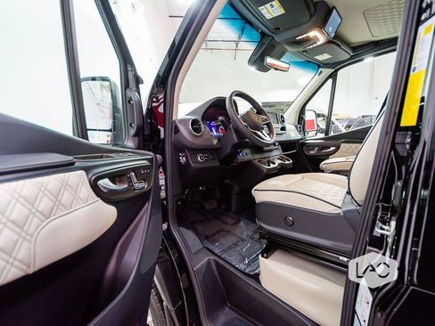 Used 2024 Mercedes-Benz Sprinter 3500 image 18