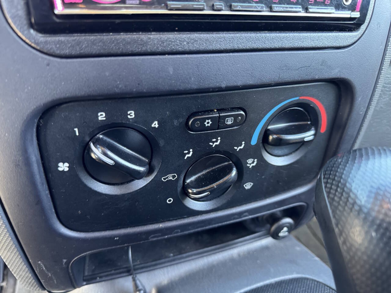 Used 2005 Jeep Liberty Sport AWD/4WD image 36