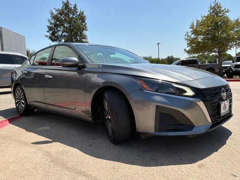 Used 2023 Nissan Altima 2.5 SV FWD image 4