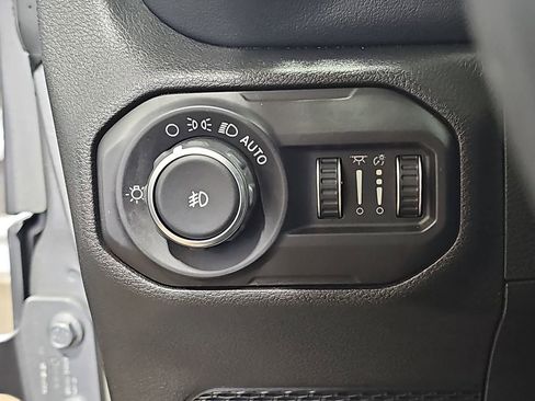 Used 2018 Jeep Wrangler Unlimited Sahara image 26