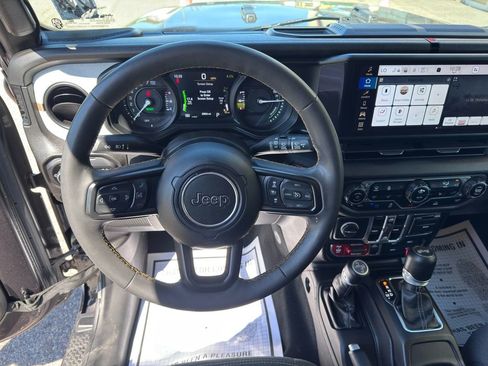 Used 2024 Jeep Wrangler Unlimited AWD/4WD image 17