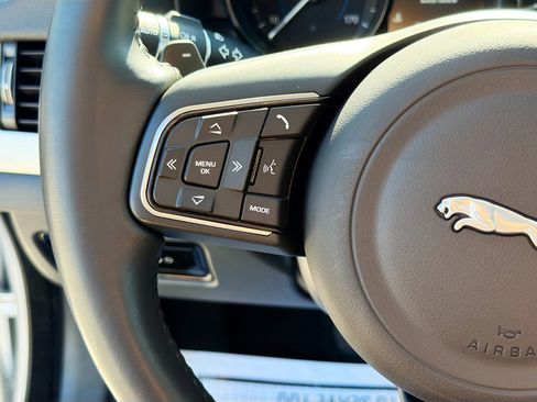 Used 2018 Jaguar XF Premium image 36