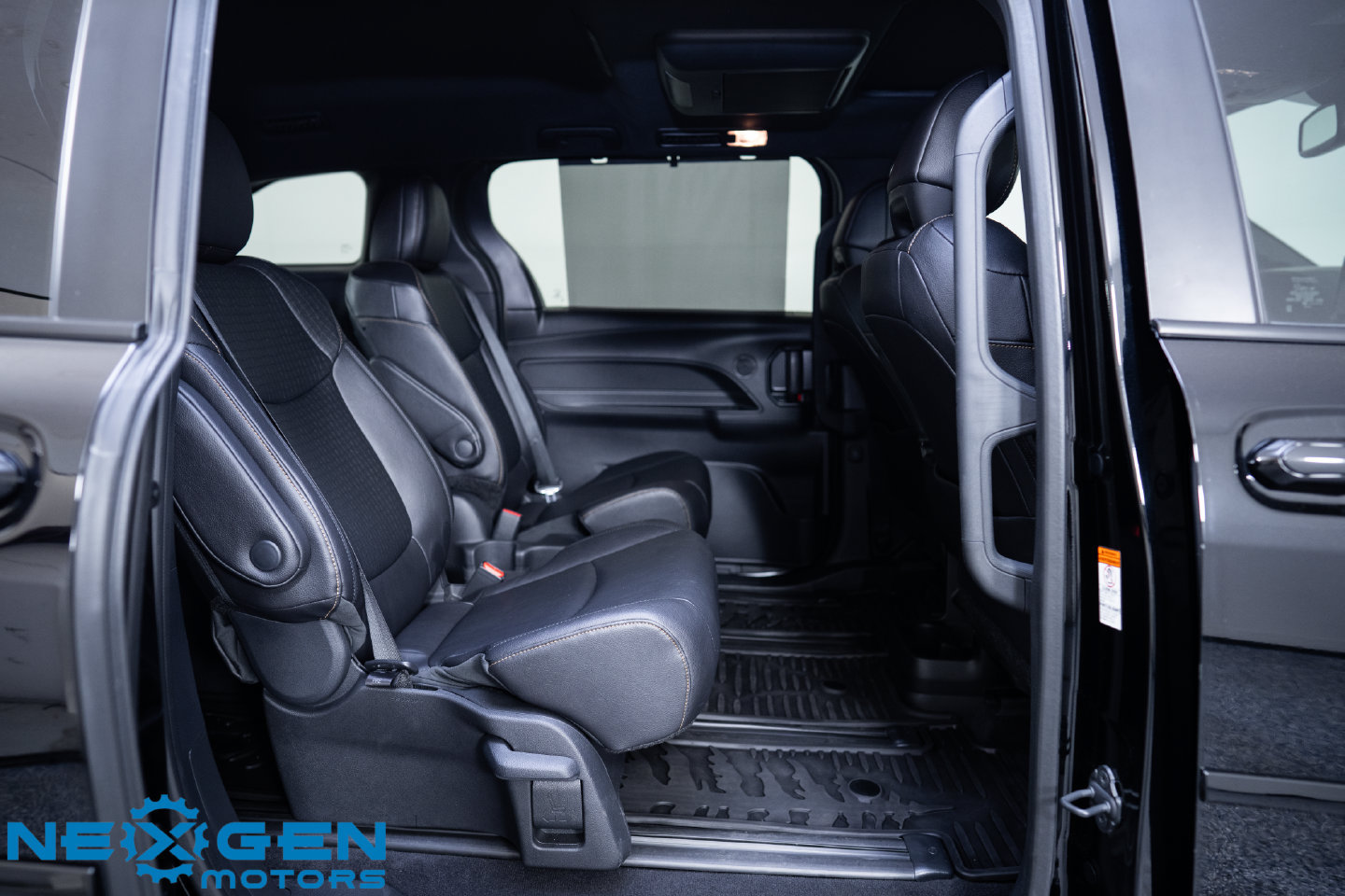 Used 2025 Toyota Sienna XLE Woodland Edition AWD/4WD image 43