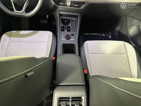 Used 2025 Volkswagen Tiguan SE AWD/4WD image 21