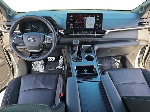 Used 2023 Toyota Sienna XSE image 9