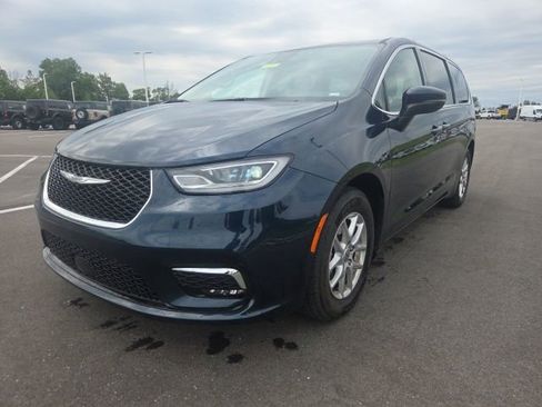 Used 2023 Chrysler Pacifica Touring-L FWD image 2