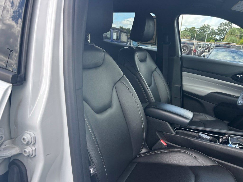 Used 2025 Jeep Compass Limited AWD/4WD image 22
