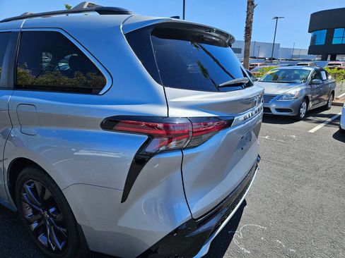 Used 2021 Toyota Sienna XSE w/ XSE Plus Package FWD image 8