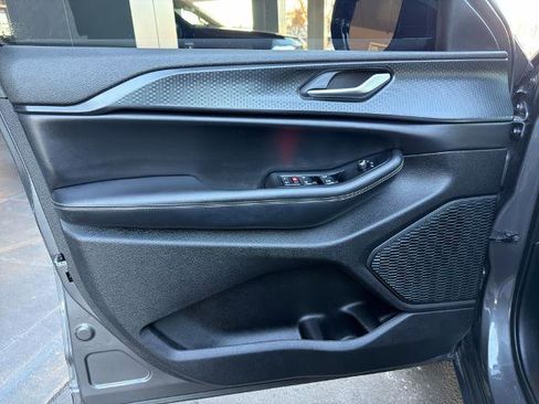 Used 2023 Jeep Grand Cherokee L Laredo image 15