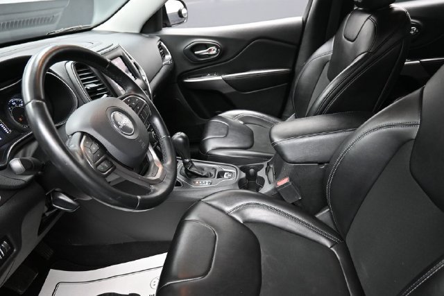 Used 2019 Jeep Cherokee Latitude Plus FWD image 16