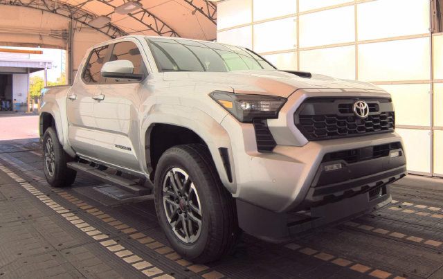 Used 2024 Toyota Tacoma TRD Sport w/ TRD Sport Upgrade Package AWD/4WD image 2