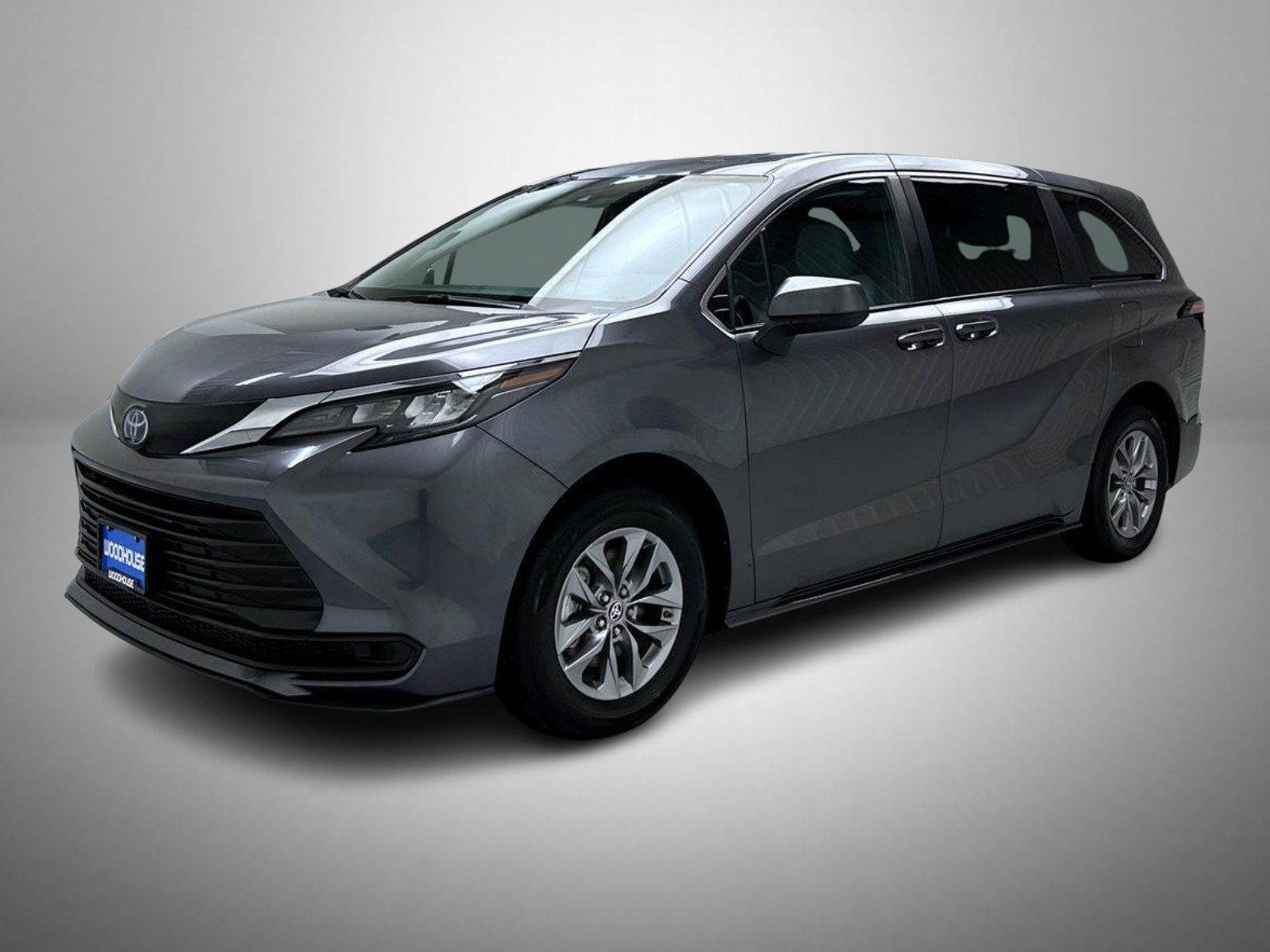 Used 2025 Toyota Sienna LE FWD image 1