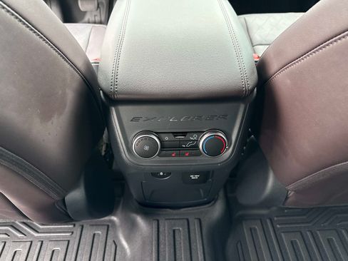 Used 2025 Ford Explorer Platinum RWD image 18