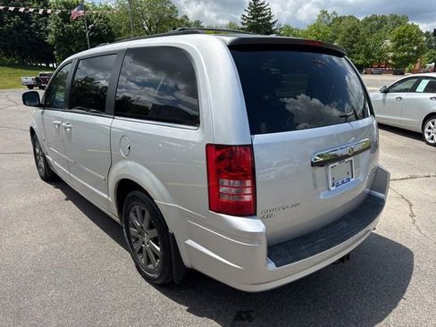 Used 2009 Chrysler Town & Country Touring FWD image 5