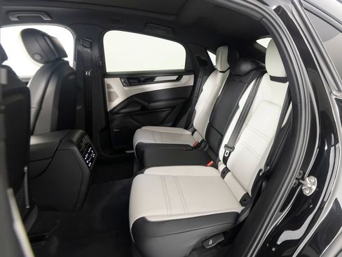 Certified 2025 Porsche Cayenne S AWD/4WD image 40
