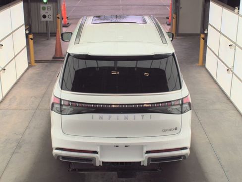Used 2025 INFINITI QX80 Sensory image 6