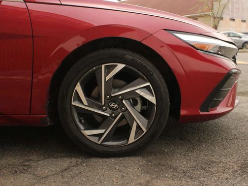 Used 2025 Hyundai Elantra Limited FWD image 5
