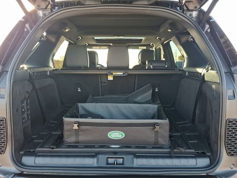 Used 2025 Land Rover Discovery Dynamic SE image 28