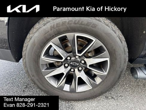 Used 2022 Chevrolet Tahoe Z71 w/ Luxury Package AWD/4WD image 9