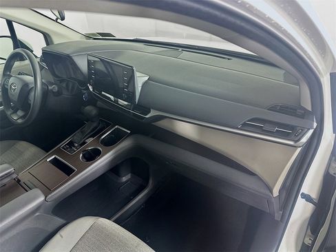 Used 2024 Toyota Sienna LE image 31