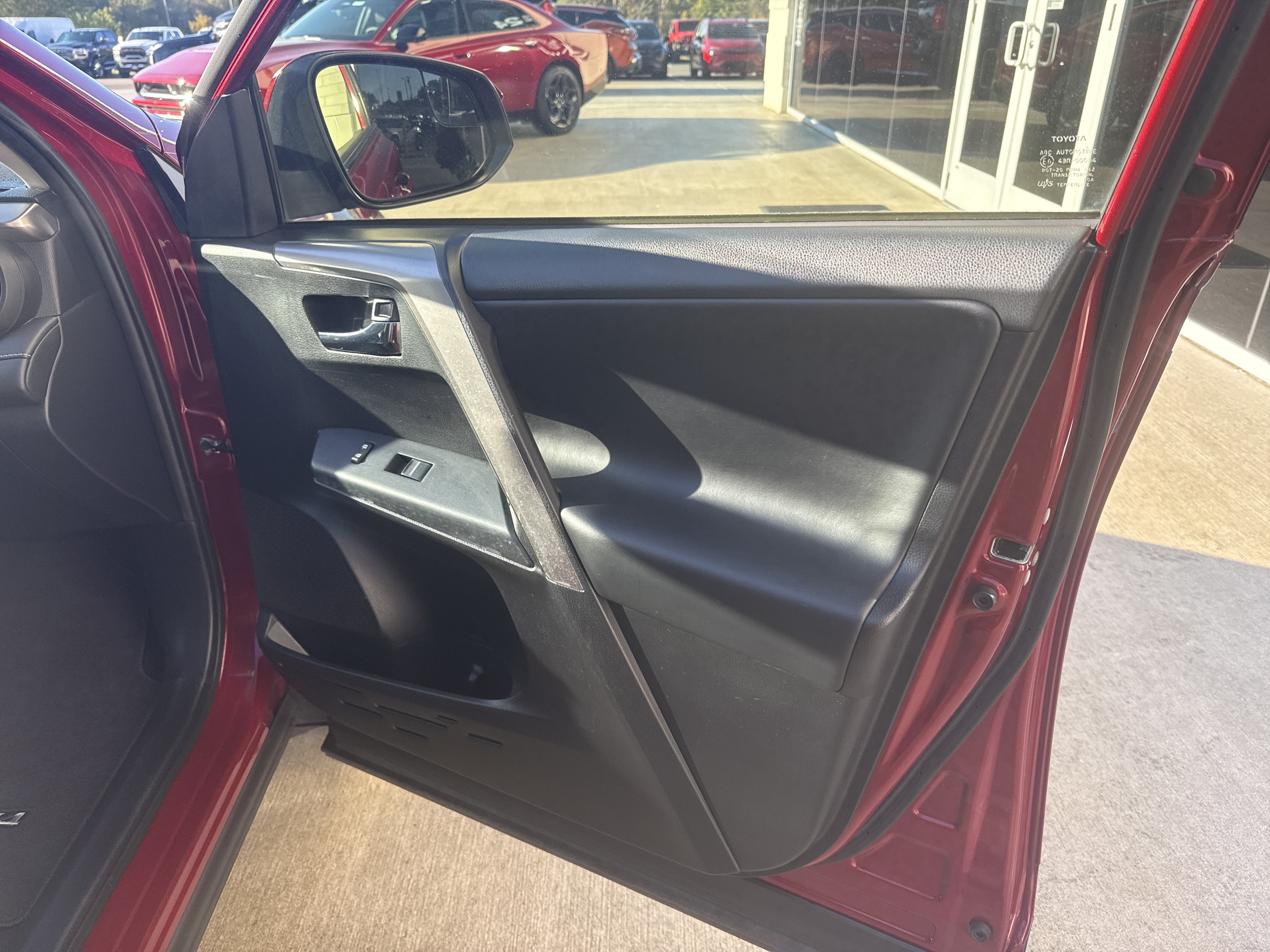 Used 2018 Toyota RAV4 XLE w/ Carpet Mat Package AWD/4WD image 13