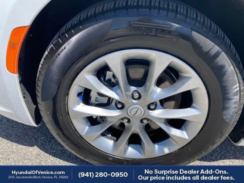 Used 2026 Chrysler Pacifica Limited FWD image 25