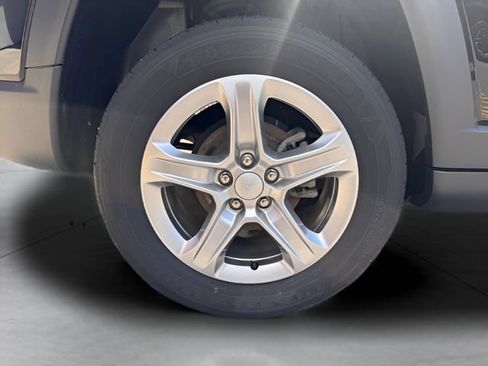 Used 2023 Jeep Compass Latitude w/ Convenience Group AWD/4WD image 22