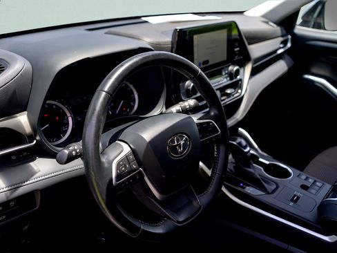 Used 2023 Toyota Highlander LE FWD image 10