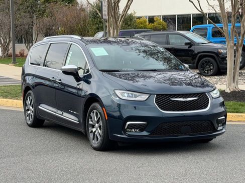 Used 2023 Chrysler Pacifica Pinnacle image 1