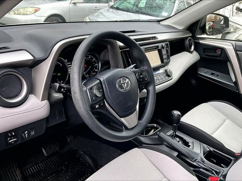 Used 2018 Toyota RAV4 LE image 16