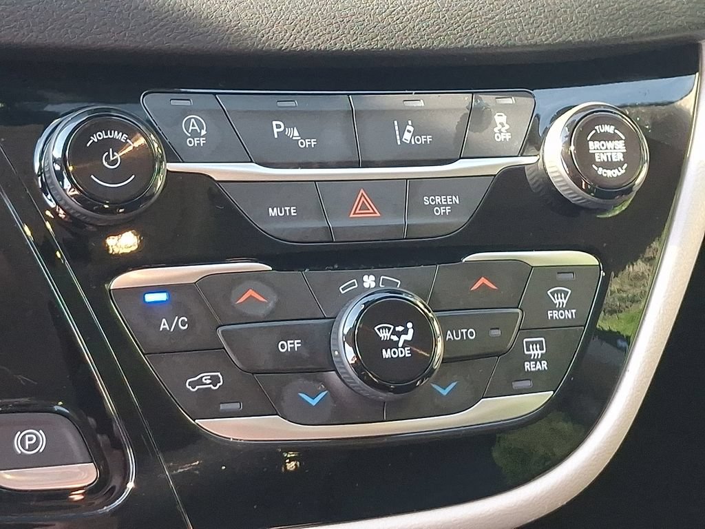 Used 2024 Chrysler Pacifica Touring-L FWD image 15