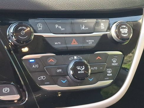 Used 2024 Chrysler Pacifica Touring-L FWD image 15